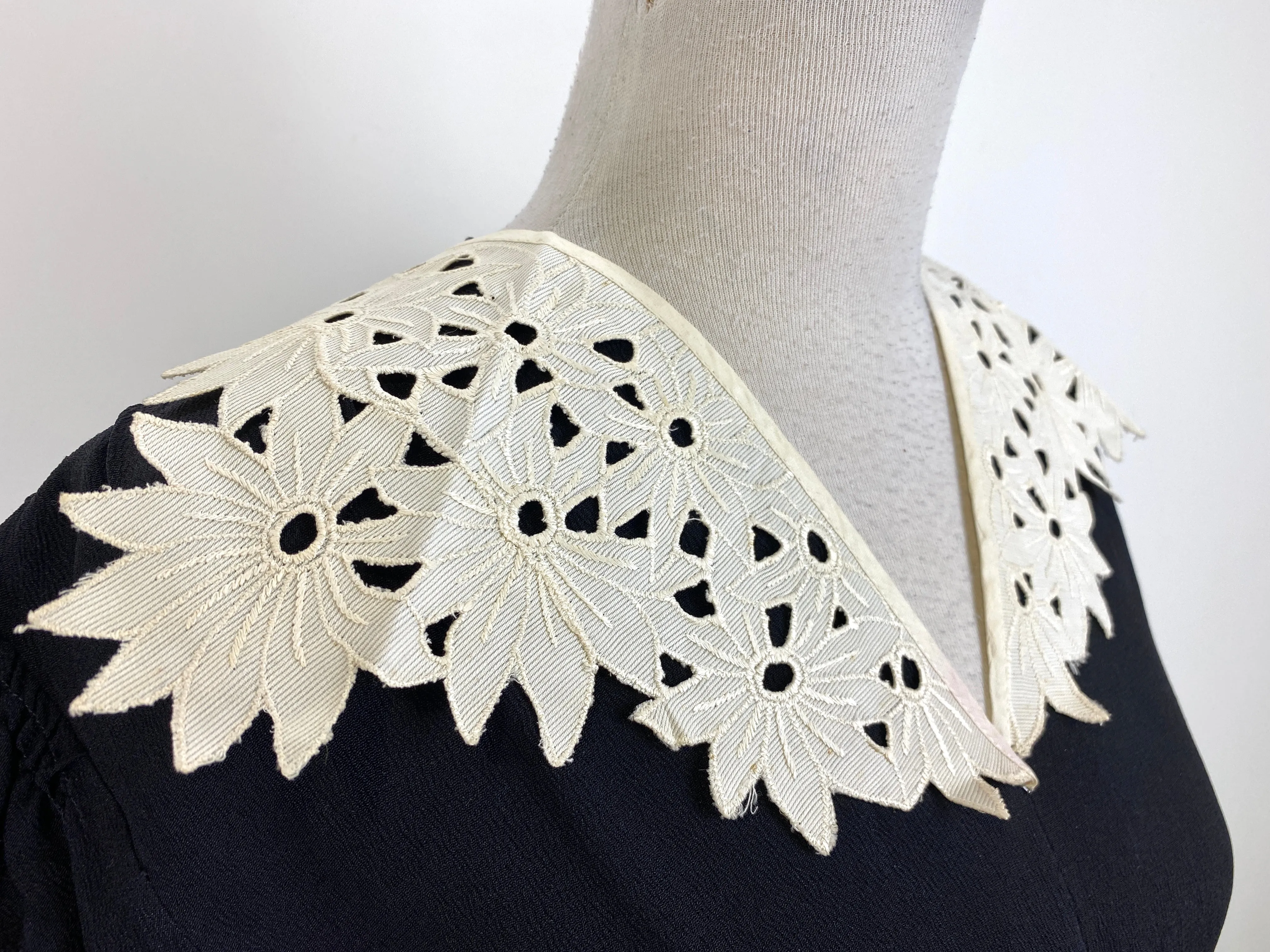 Vintage 1930s Cream Embroidered Collar & Matching Cuffs Set